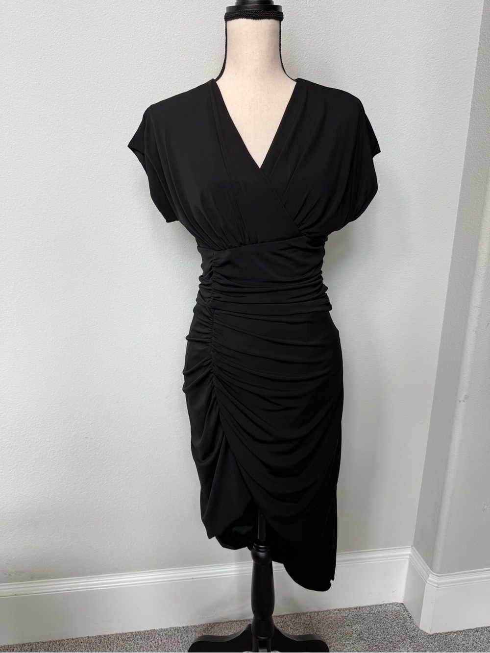 Alexia Admor Black Ruched V-Neck Midi Dress